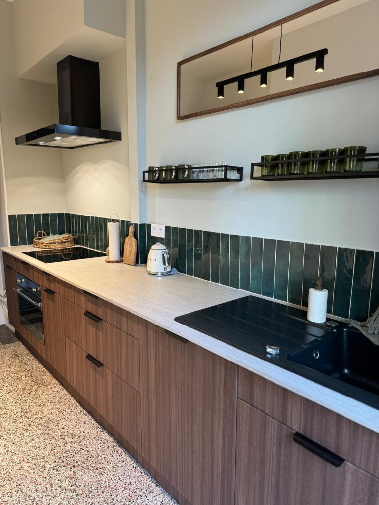 Relooking pour cette cuisine avec adhésif effet bois à Strasbourg dans le Bas-Rhin