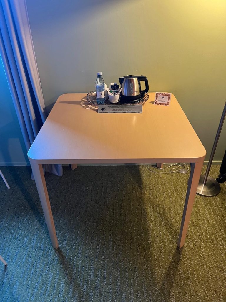 Rénovation table et bureau effet cuir pour hôtel Le Moulin à Strasbourg