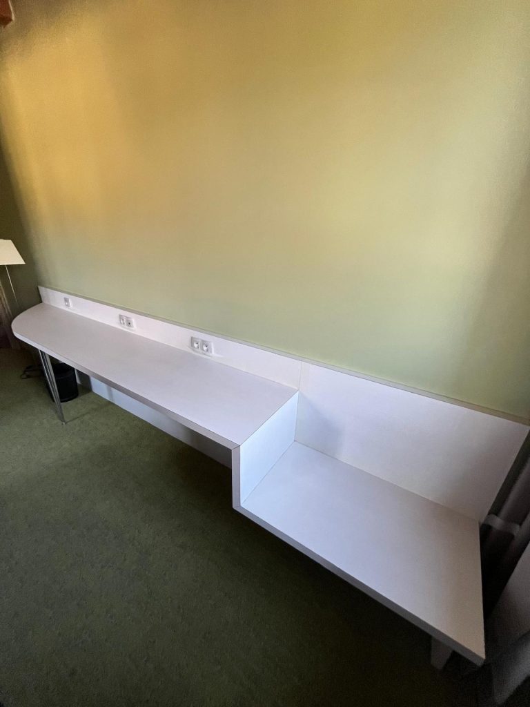 Rénovation table et bureau effet cuir pour hôtel Le Moulin à Strasbourg