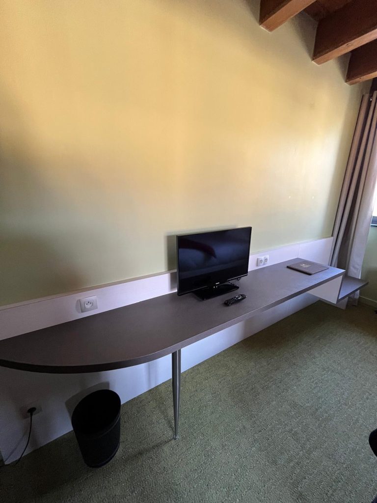 Rénovation table et bureau effet cuir pour hôtel Le Moulin à Strasbourg