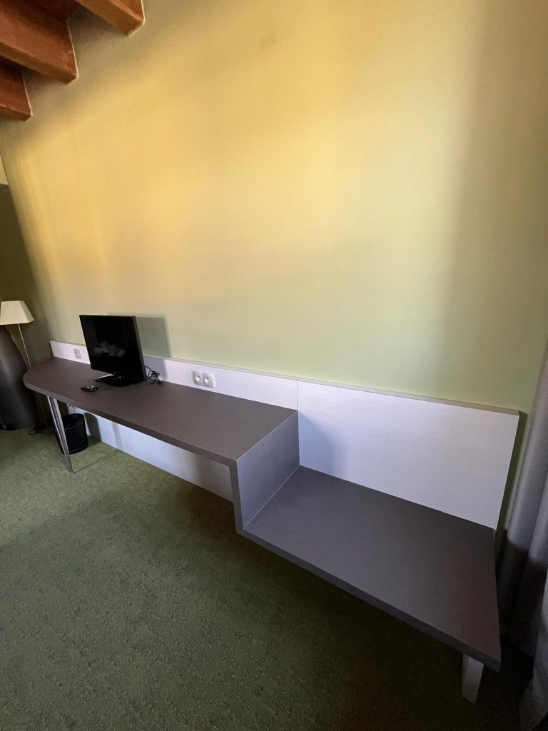 Rénovation table et bureau effet cuir pour hôtel Le Moulin à Strasbourg