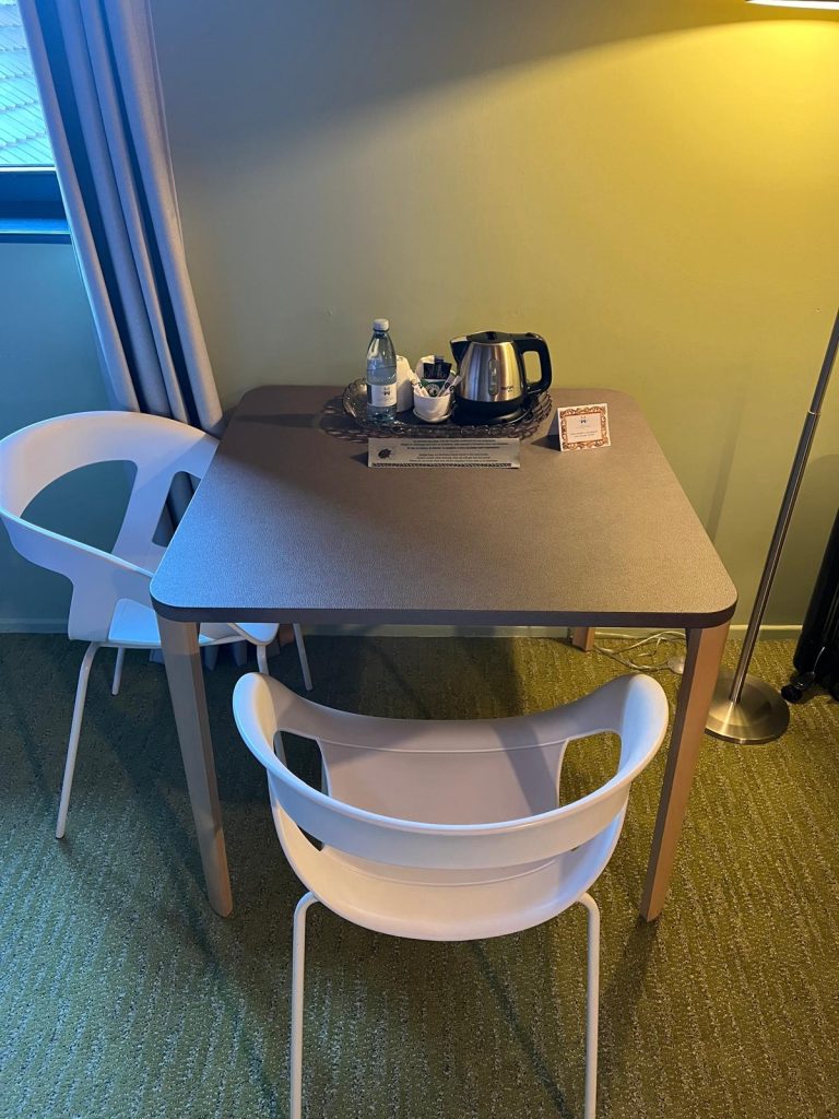 Rénovation table et bureau effet cuir pour hôtel Le Moulin à Strasbourg