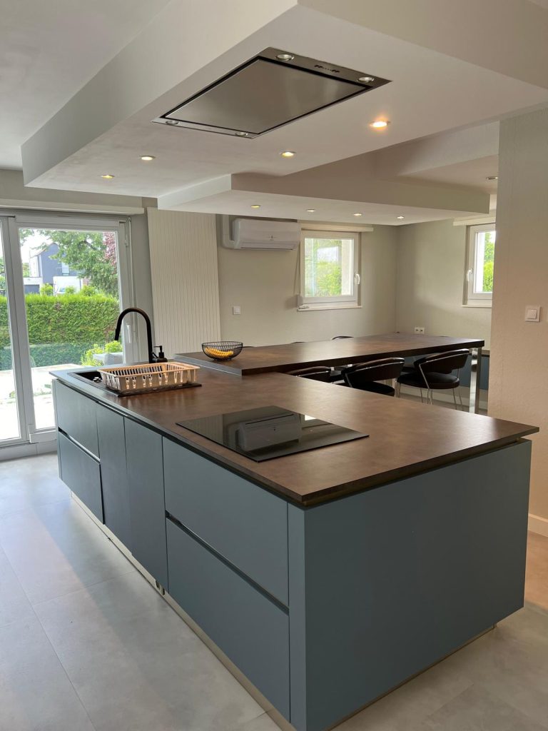 Rénovation de cette cuisine en adhésif bleu mat à Stutzheim-Offenheim