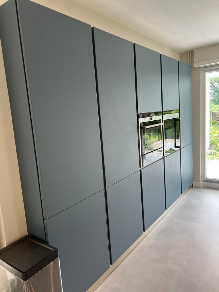 Rénovation de cette cuisine en adhésif bleu mat à Stutzheim-Offenheim