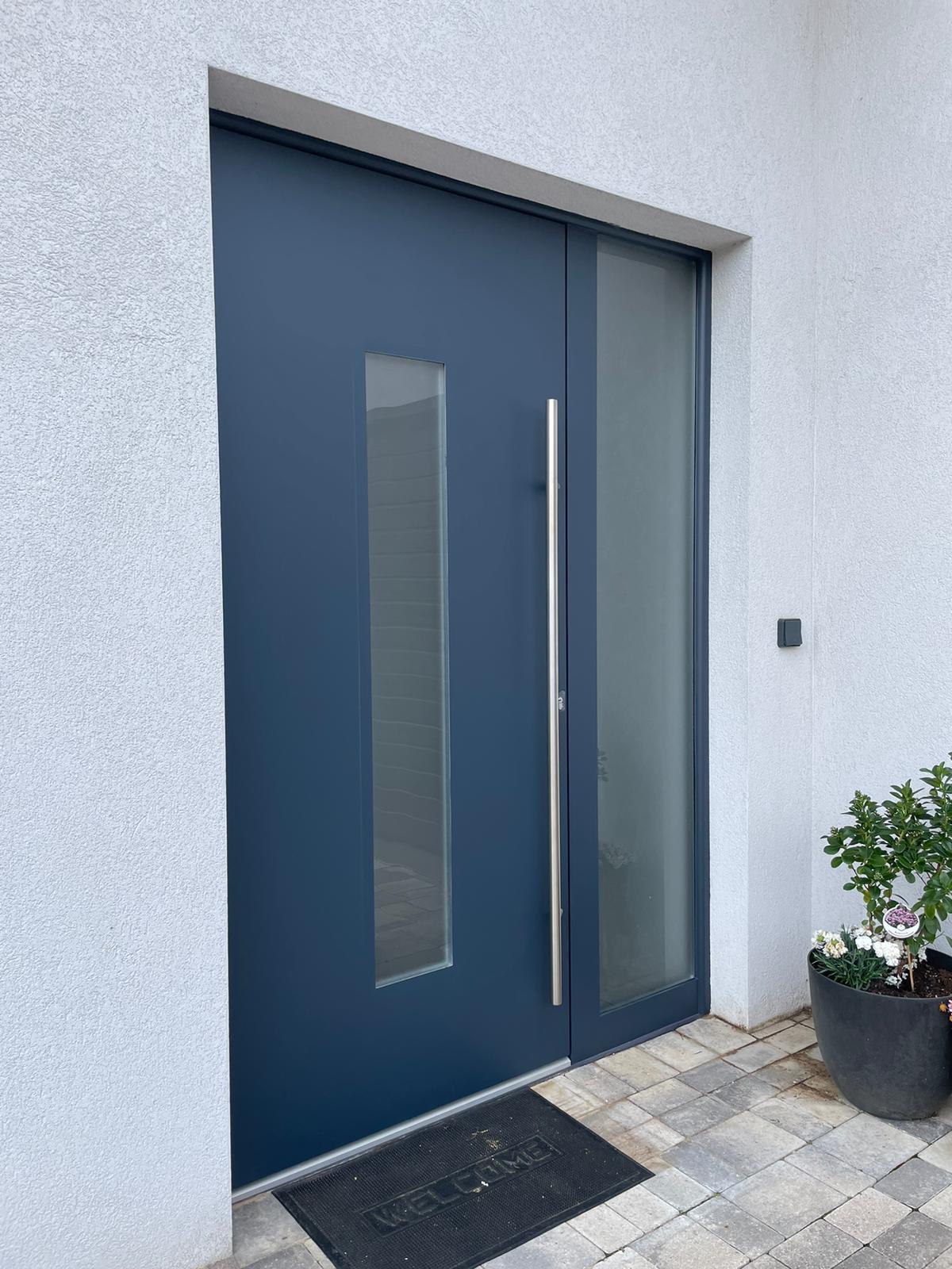 Réalisation : Rénovation en adhésif bleu gris matte pour cette porte d&rsquo;entrée à Kolbsheim en Alsace