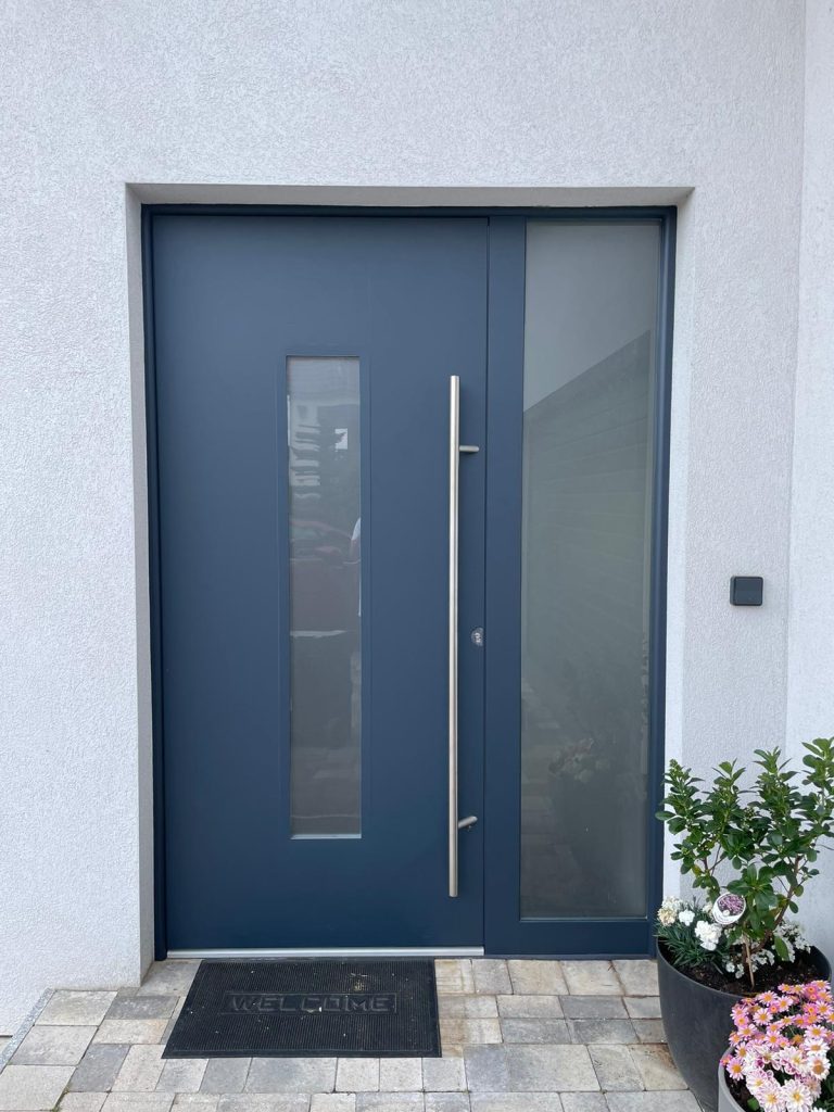 Rénovation en adhésif bleu gris matte pour cette porte d&rsquo;entrée à Kolbsheim en Alsace