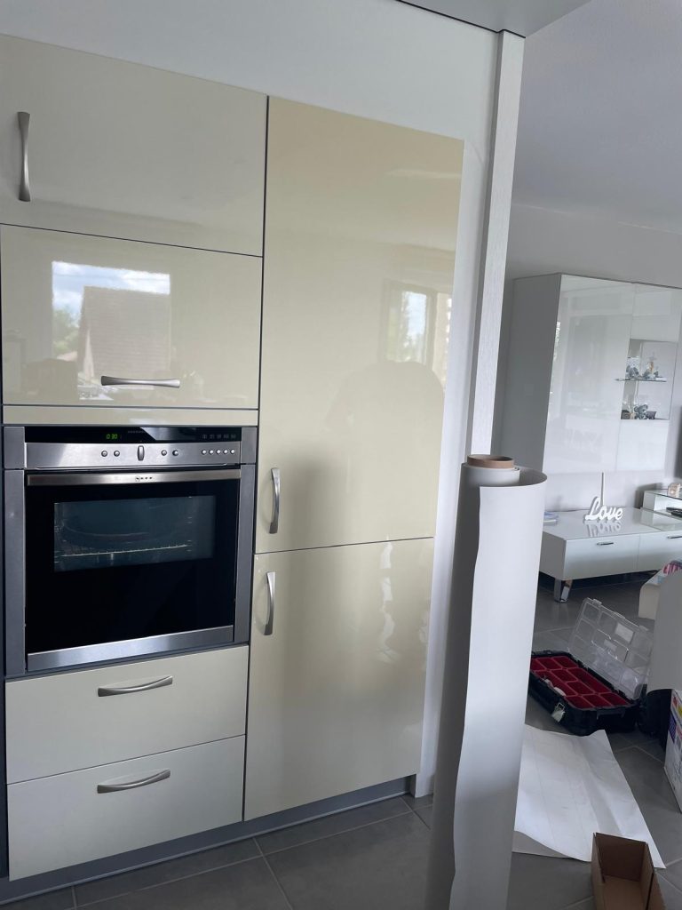 Rénovation à moindre coût pour cette cuisine en adhésif gris clair mat à Truchtersheim dans le Bas-Rhin