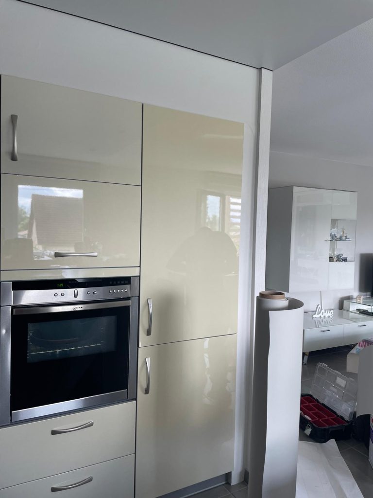 Rénovation à moindre coût pour cette cuisine en adhésif gris clair mat à Truchtersheim dans le Bas-Rhin