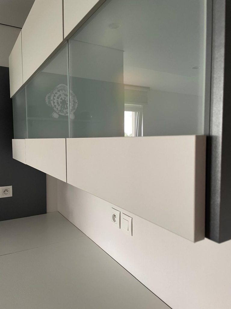 Rénovation à moindre coût pour cette cuisine en adhésif gris clair mat à Truchtersheim dans le Bas-Rhin