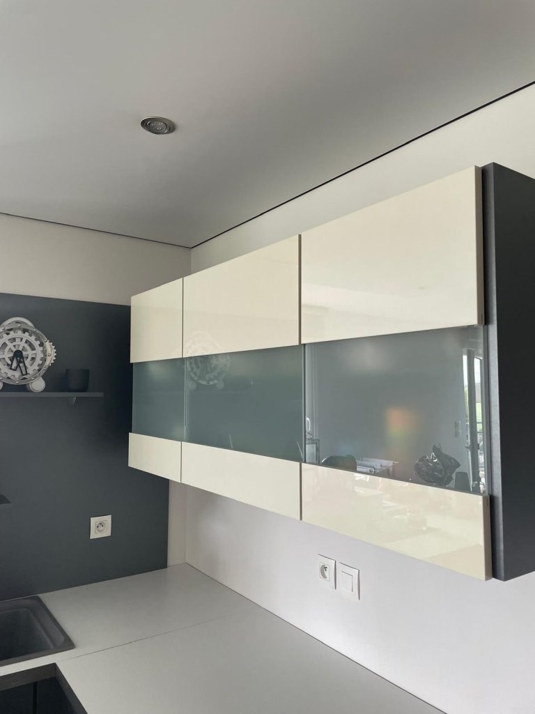 Rénovation à moindre coût pour cette cuisine en adhésif gris clair mat à Truchtersheim dans le Bas-Rhin