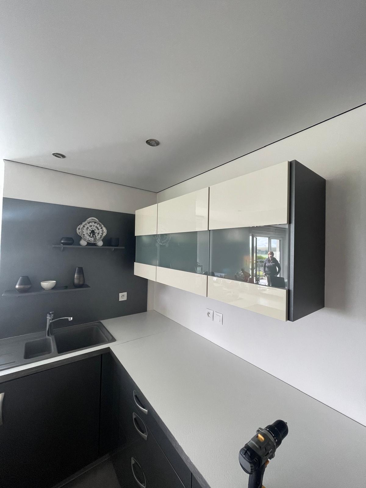 Réalisation : Rénovation à moindre coût pour cette cuisine en adhésif gris clair mat à Truchtersheim dans le Bas-Rhin