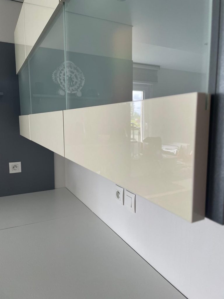 Rénovation à moindre coût pour cette cuisine en adhésif gris clair mat à Truchtersheim dans le Bas-Rhin