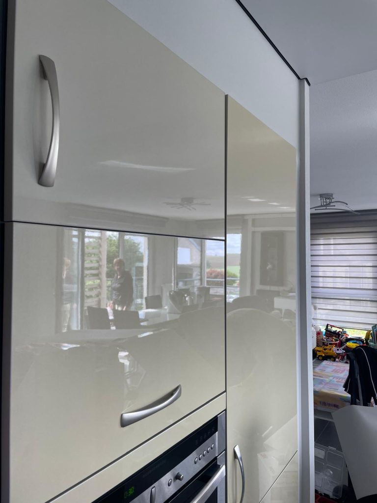 Rénovation à moindre coût pour cette cuisine en adhésif gris clair mat à Truchtersheim dans le Bas-Rhin