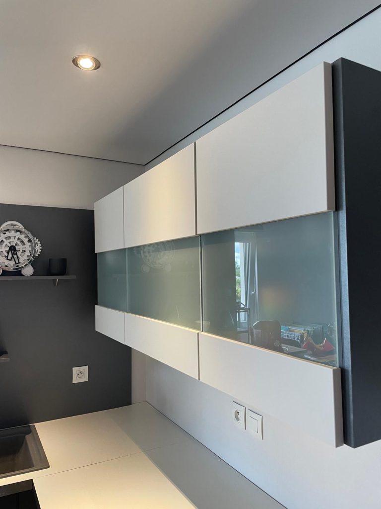 Rénovation à moindre coût pour cette cuisine en adhésif gris clair mat à Truchtersheim dans le Bas-Rhin