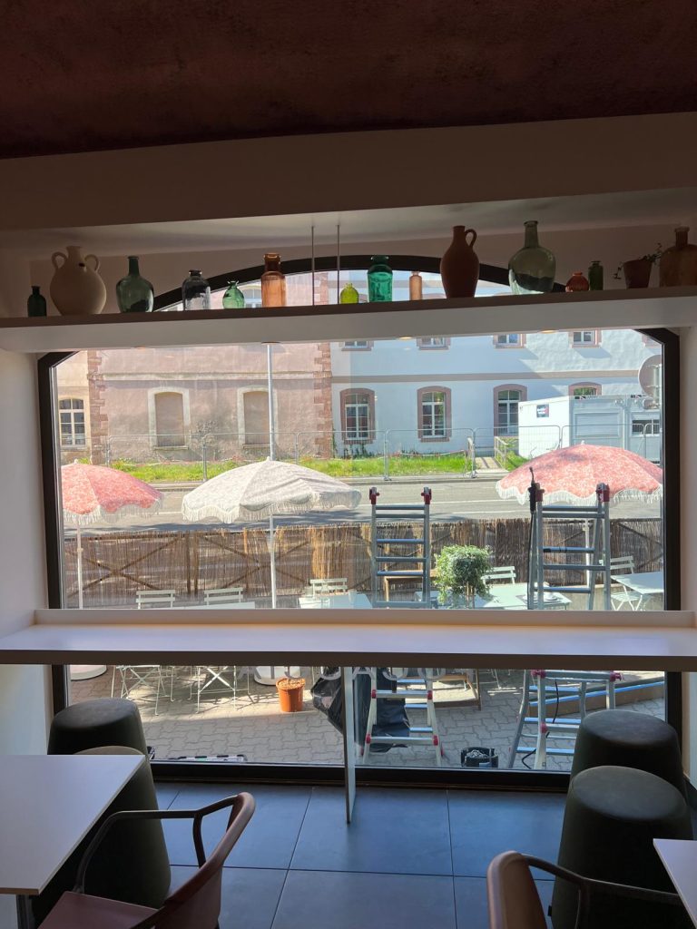 Pose de vitrophanie anti chaleur et anti UV sur les vitrines du restaurant Abbiocco à Strasbourg