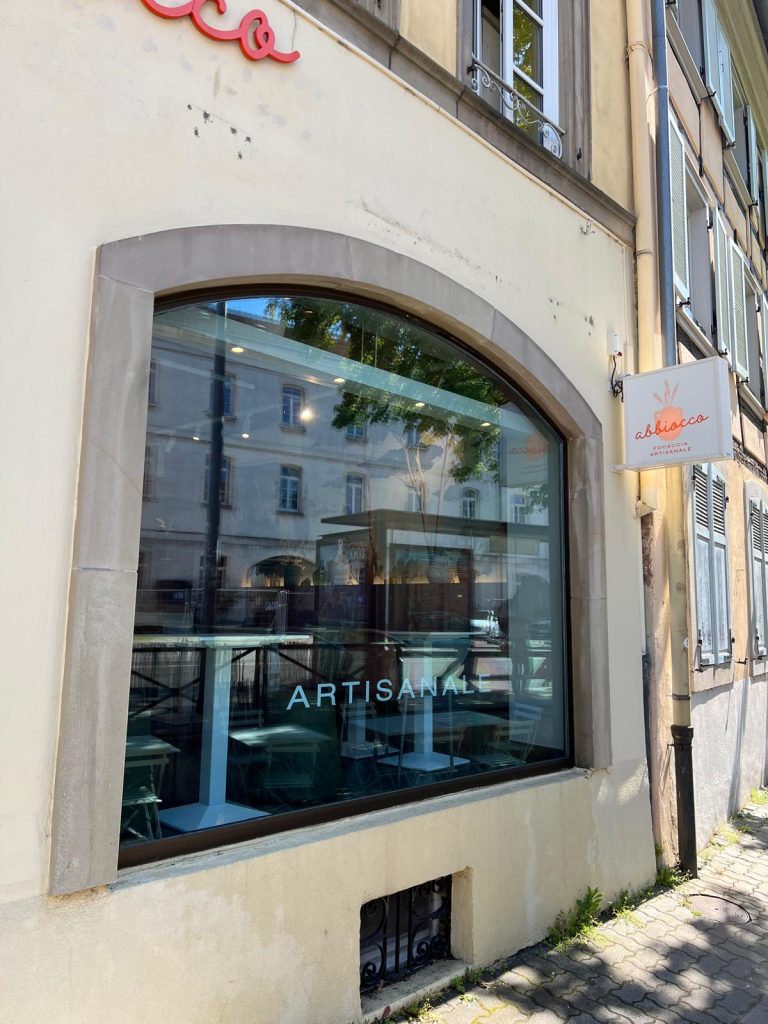 Pose de vitrophanie anti chaleur et anti UV sur les vitrines du restaurant Abbiocco à Strasbourg