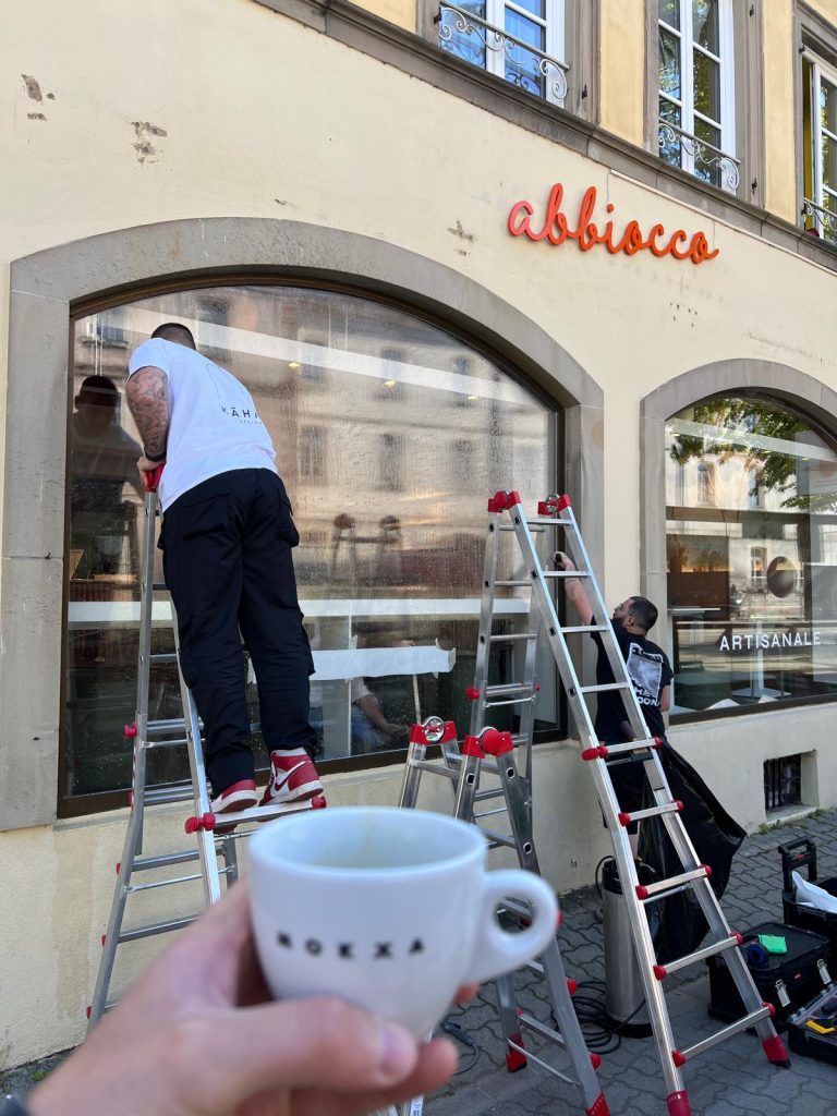Pose de vitrophanie anti chaleur et anti UV sur les vitrines du restaurant Abbiocco à Strasbourg