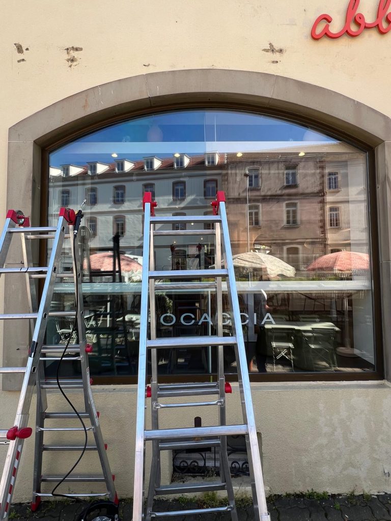 Pose de vitrophanie anti chaleur et anti UV sur les vitrines du restaurant Abbiocco à Strasbourg