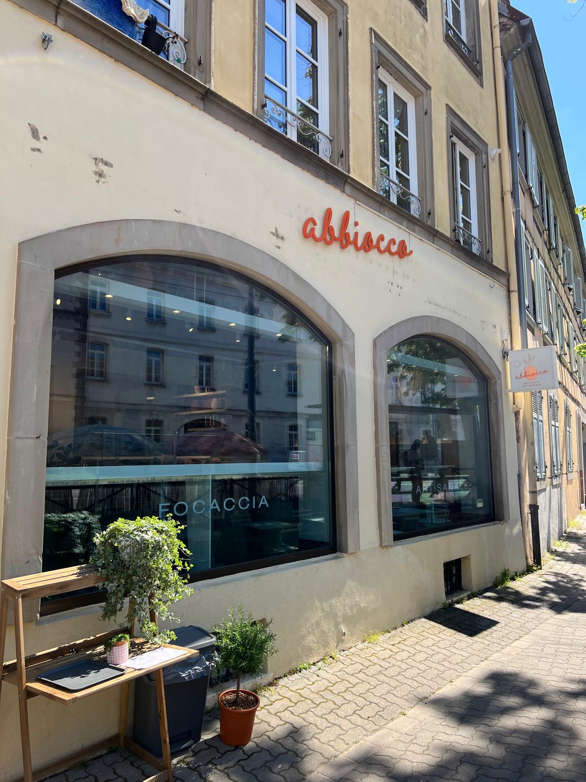 Réalisation : Pose de vitrophanie anti chaleur et anti UV sur les vitrines du restaurant Abbiocco à Strasbourg