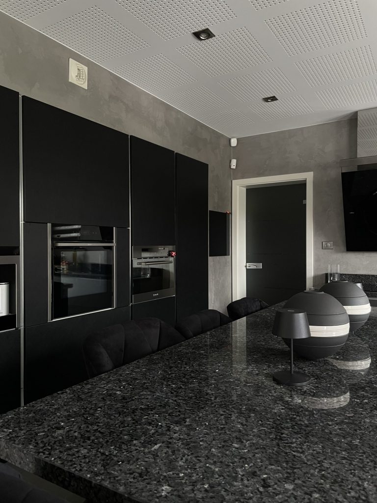 Rénovation d’une cuisine avec un adhésif effet cuir noir à Strasbourg