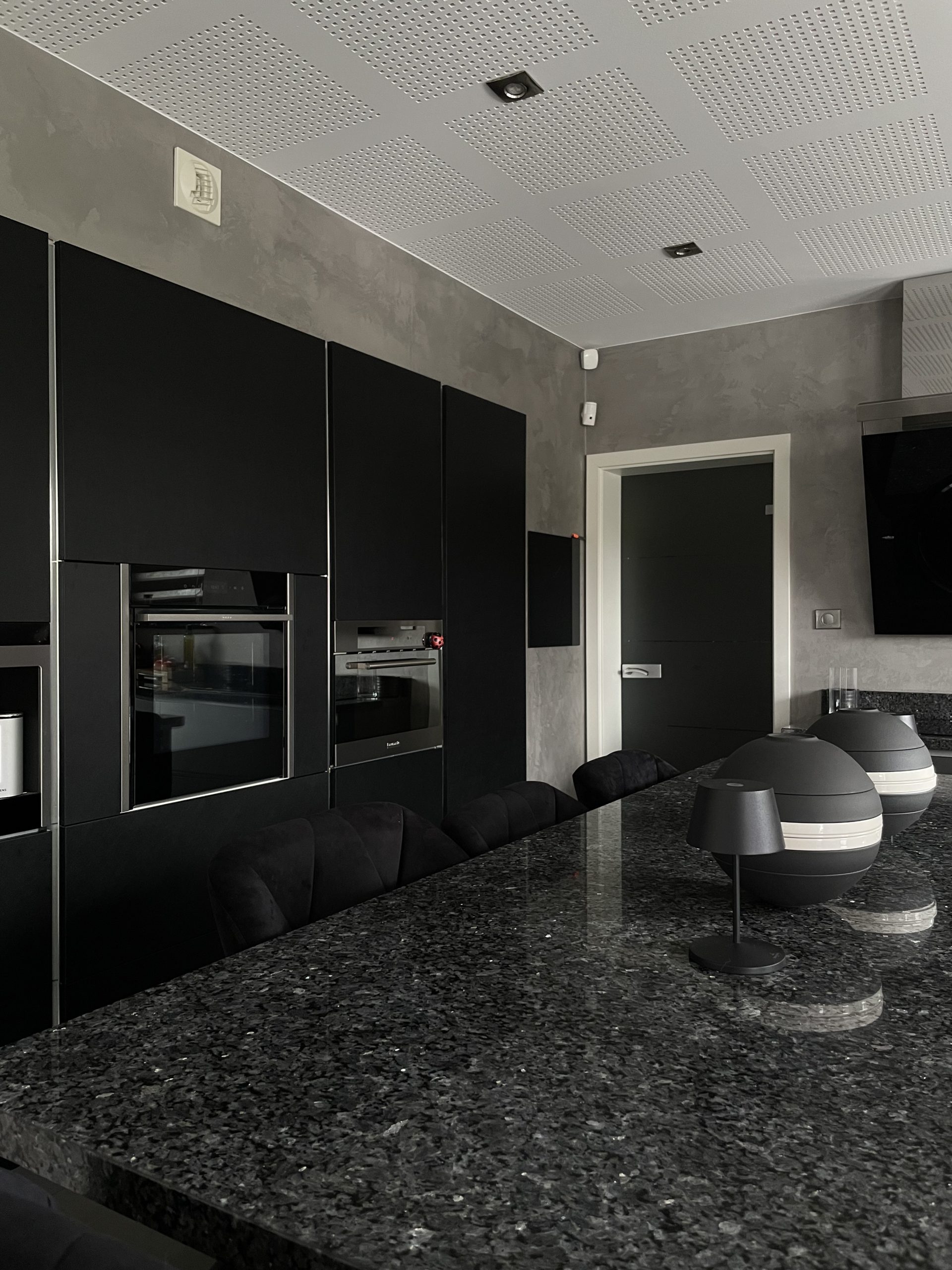 Réalisation : Rénovation d’une cuisine avec un adhésif effet cuir noir à Strasbourg