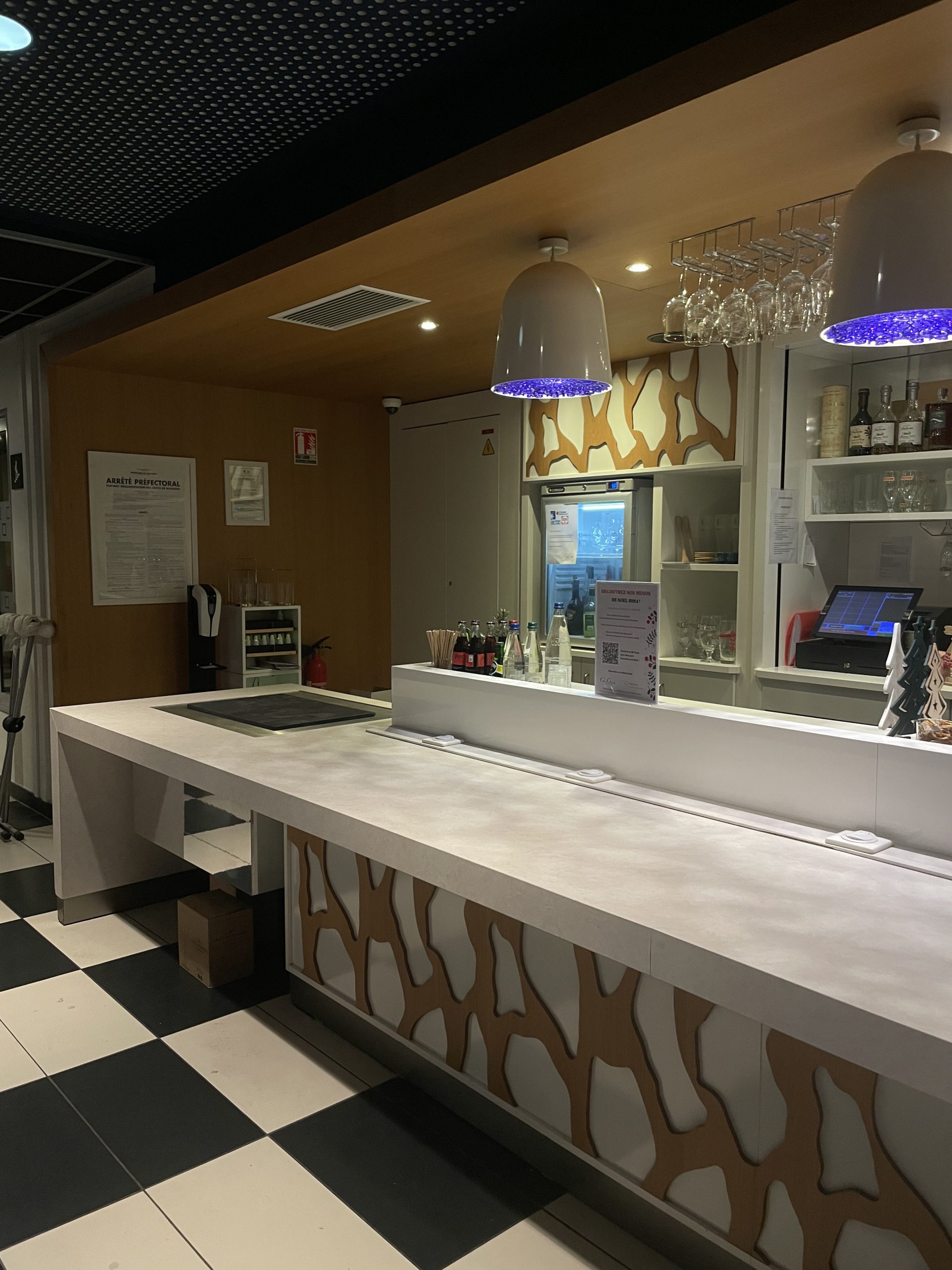 Réalisation : Rénovation d&rsquo;un bar avec un adhésif effet marbre dans un hôtel-restaurant à Dorlisheim en Alsace