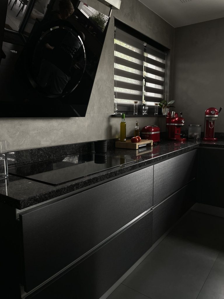 Rénovation d’une cuisine avec un adhésif effet cuir noir à Strasbourg