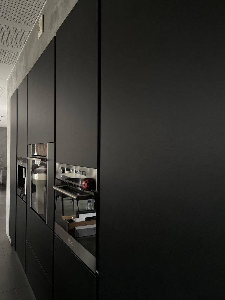Rénovation d’une cuisine avec un adhésif effet cuir noir à Strasbourg
