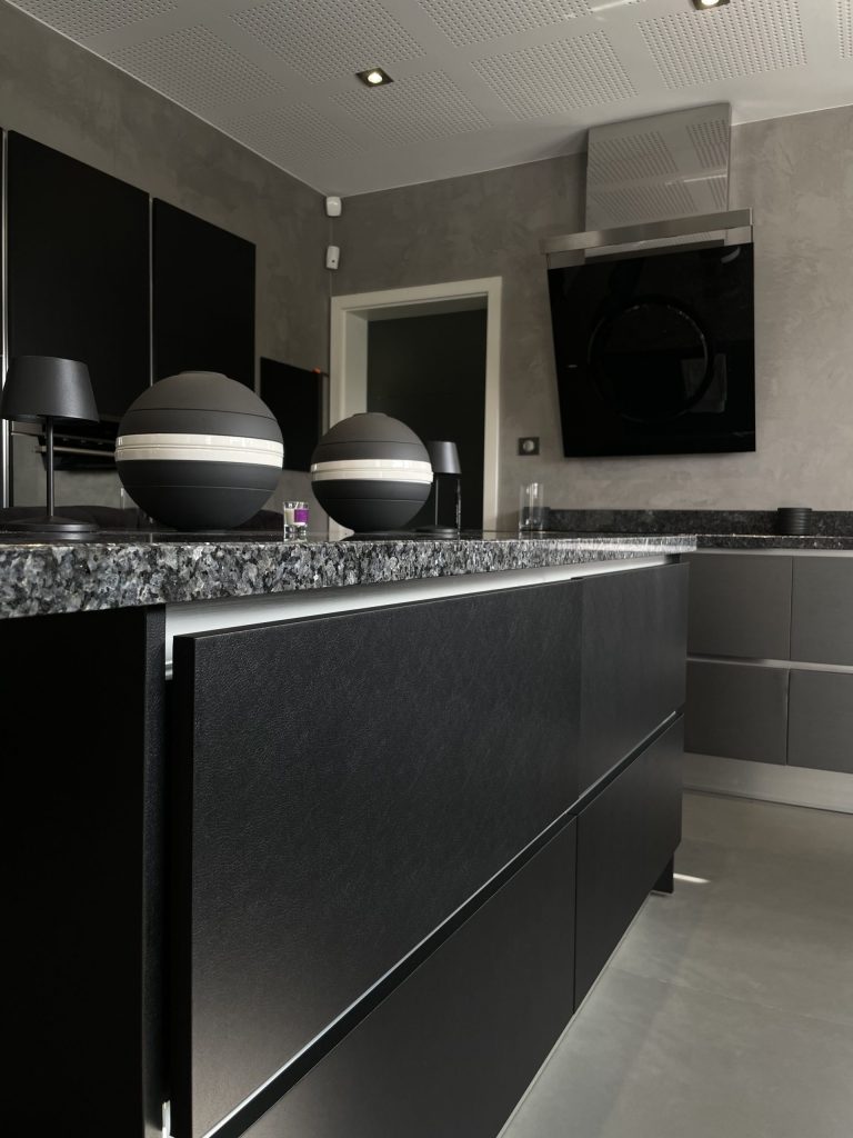 Rénovation d’une cuisine avec un adhésif effet cuir noir à Strasbourg