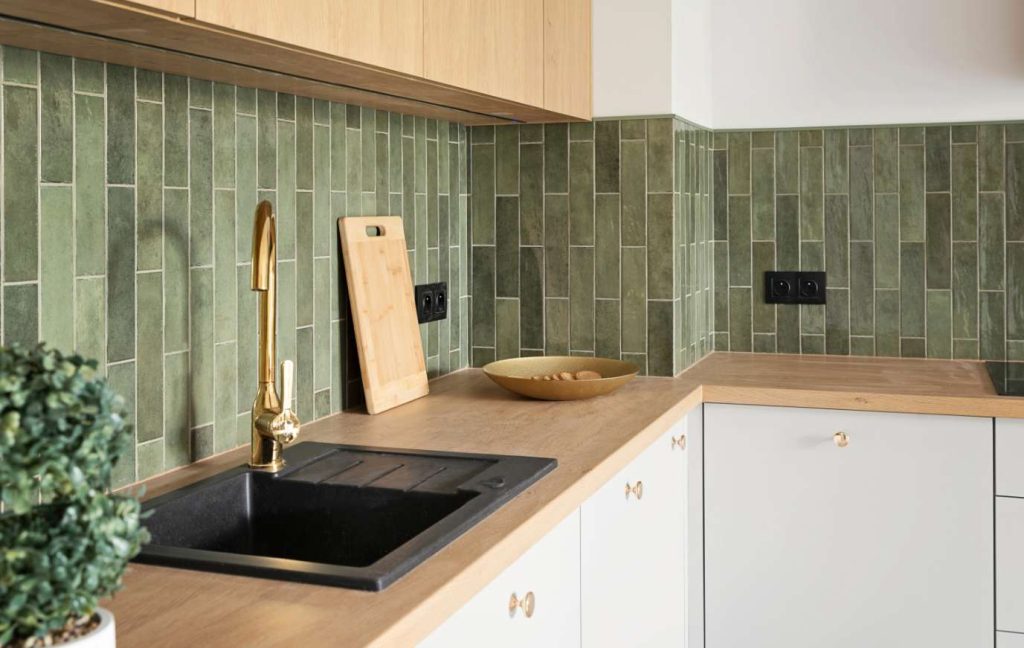 Rénovation d’une cuisine avec un adhésif effet cuir noir à Strasbourg